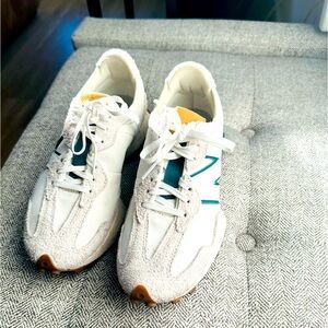 New Balance 327 sneakers off white and green